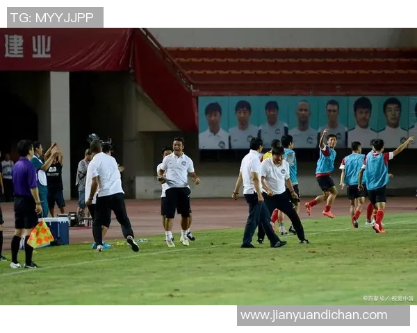 如何在足球比赛中提升个人技能与团队配合的有效策略